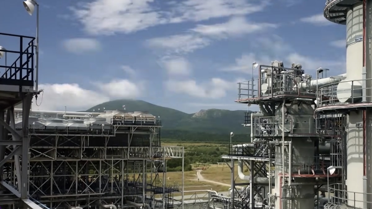 Oil and gas process facility showing the importance of process engineering, equipment layout, piping design and procurement planning